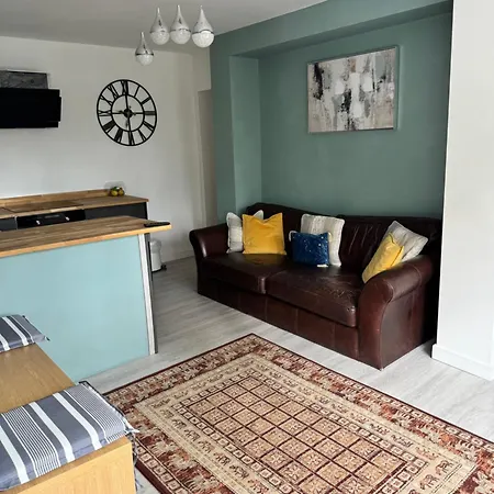 Modern 2 Bedroom Apartment Frodsham Exterior photo