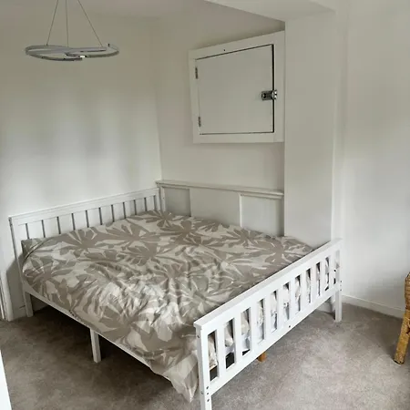 Modern 2 Bedroom Apartment Frodsham Exterior photo